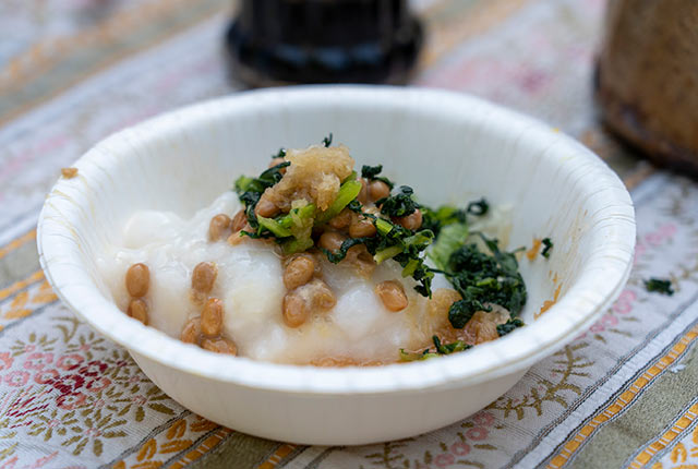 納豆と漬物と大根おろしをトッピング