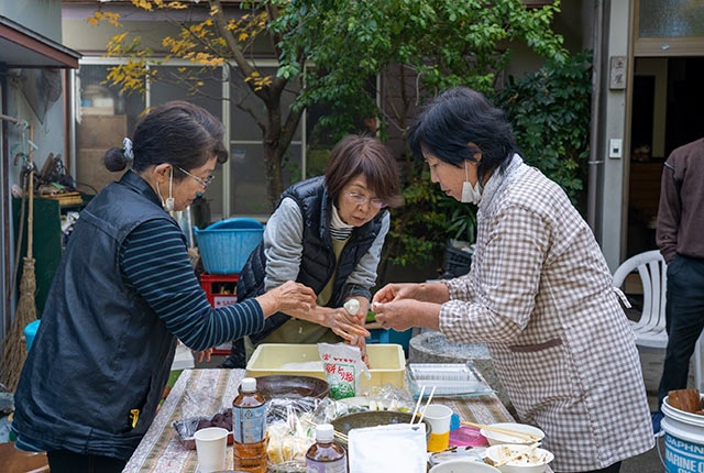 女性陣は手慣れた手つき