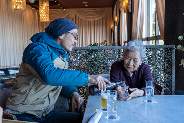 義母と夫はビールで乾杯