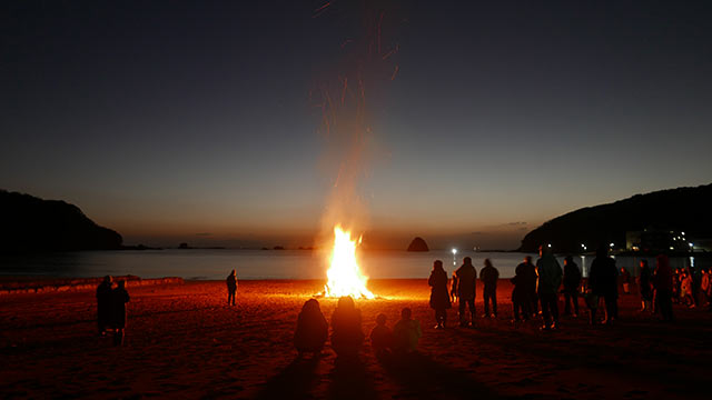 自宅近くの浜で行われたどんど焼き