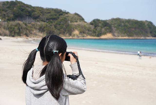 海を撮影中の娘