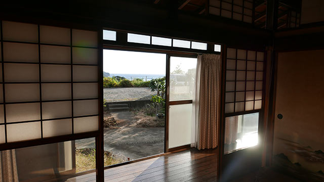 廊下から見えるキッチン