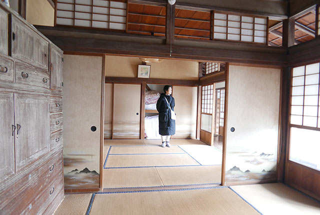 キッチンにする予定のスペースを確認中の妻