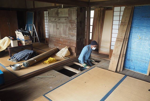 畳をめくって床下にもぐる