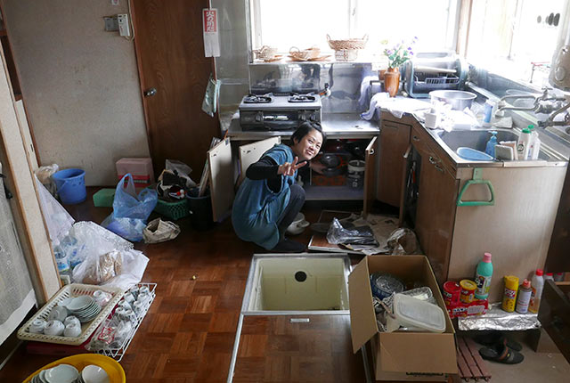 流し台の荷物を片付ける津留崎徹花さん