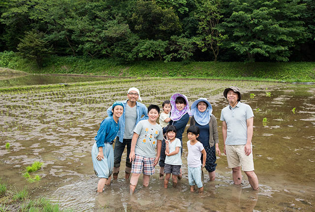 １年目の田植えでの記念撮影