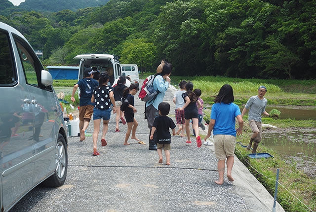 田んぼに向かう子どもたち