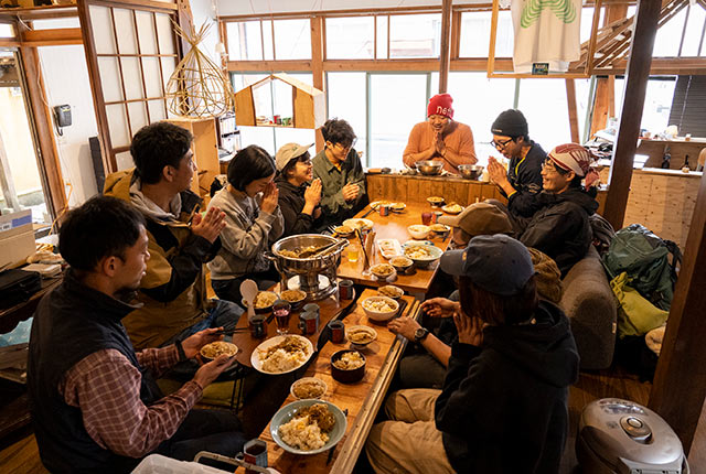 全員で食卓を囲む