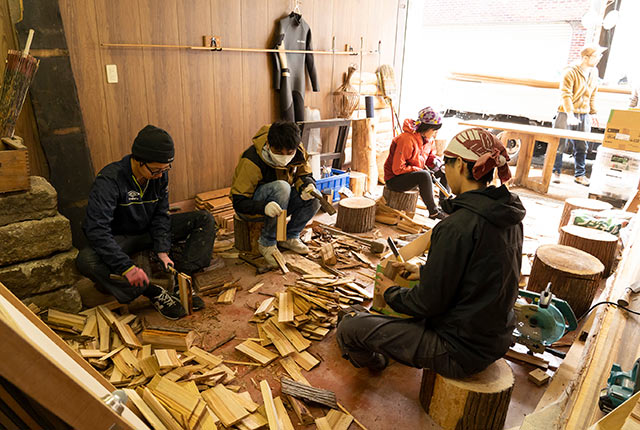 壁面用木材を手づくり中