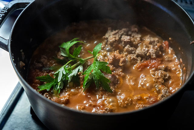 鍋で鹿肉の煮込みを調理中