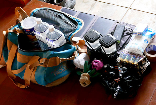 ヘッドライトやランタン、水など各種避難グッズ
