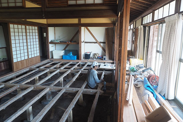 床下の補強工事