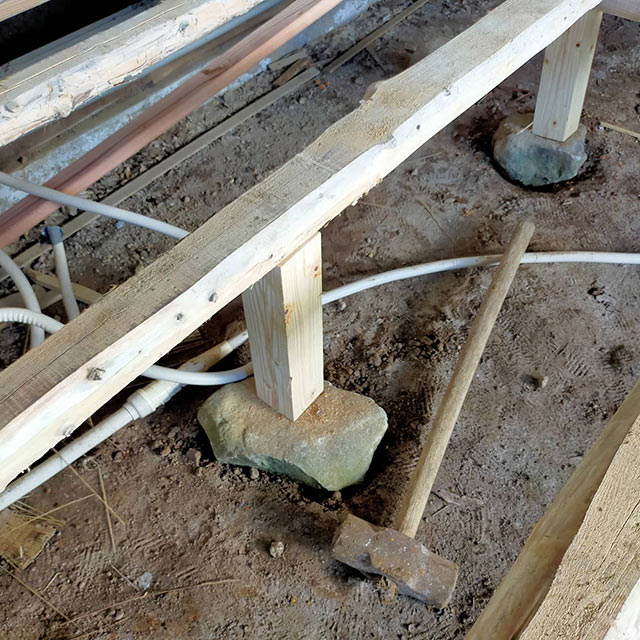 その辺で拾ってきた石で床下を補強