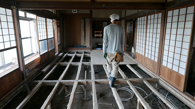 床材がすべて剥がされた床