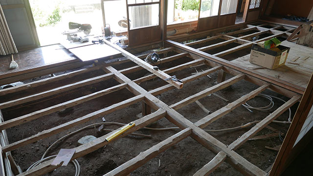 床板が剥がされ床下が見えた状態