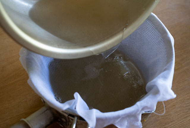 晒やキッチンペーパーでこす