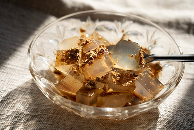 さいの目に切ったところてんに黒蜜ときな粉を