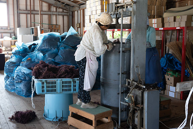 機械で俵にまとめていく