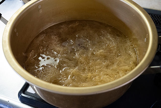 晒し天草を鍋で浸水