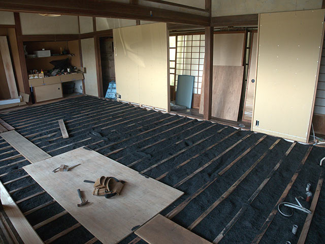 「籾殻くん炭」をまいた大広間の床