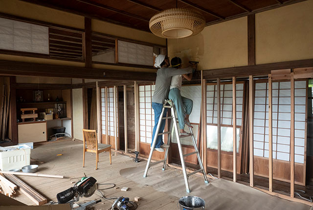 夫と娘が一緒に砂壁を落とす作業中