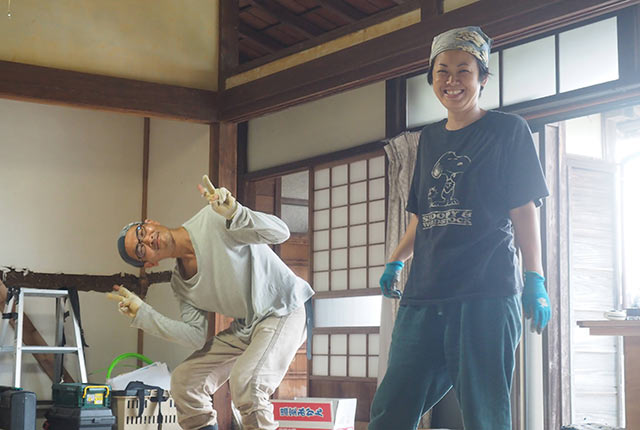 リノベーション作業中の夫婦