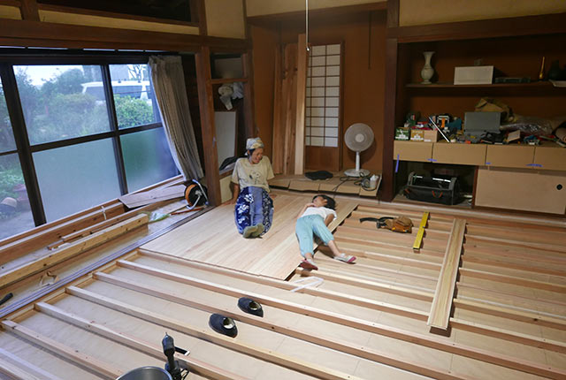 仮置きしたフローリングの上に寝転がってみる