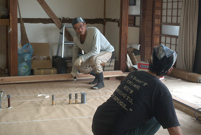 「墨出し」の作業を夫婦で