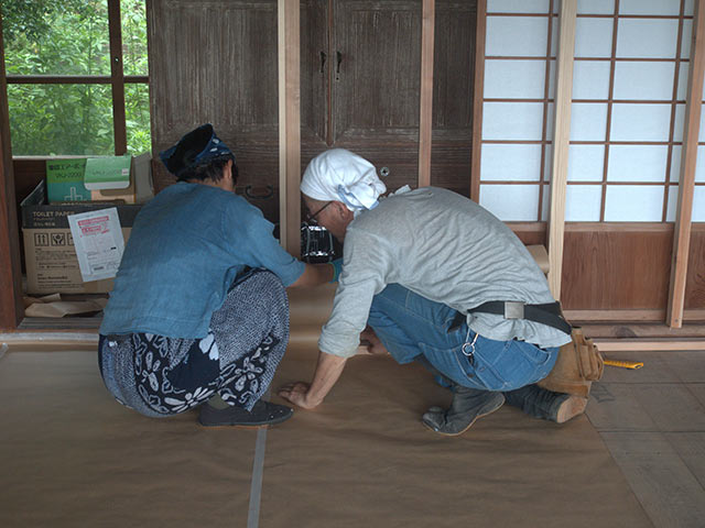 床にクラフト紙を敷く