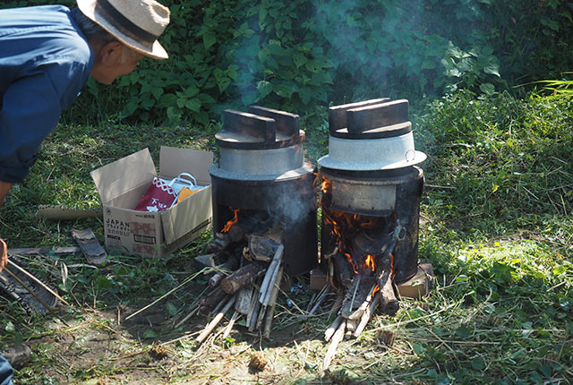 羽釜でご飯を炊く