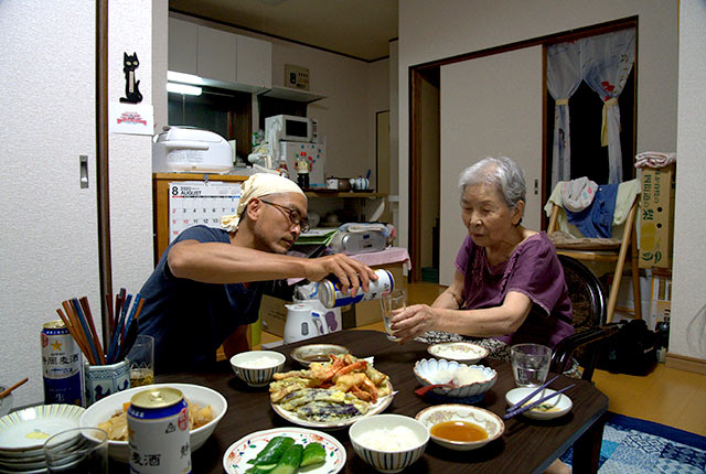 夕飯時に晩酌をする夫と母