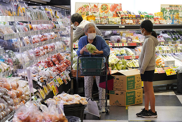 スーパーで買い物中の母と娘