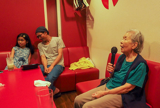 カラオケボックスで熱唱する母