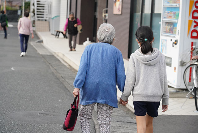 散歩中の母と娘