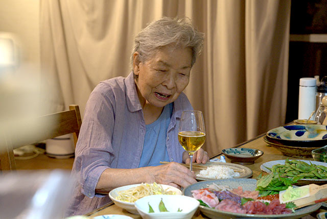 ビール片手に食事中