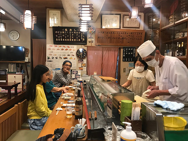 〈松江寿司〉のカウンターに座る津留崎家の皆さん