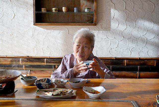 〈小はじ〉で食事を楽しむ