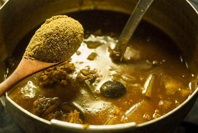 カレー鍋にぬかを入れる