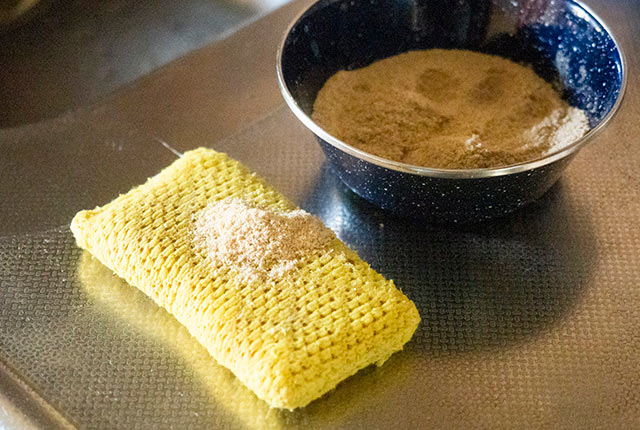 キッチン用スポンジにつけた米ぬか