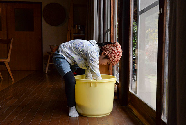 たくあんを漬ける津留崎さんの娘さん