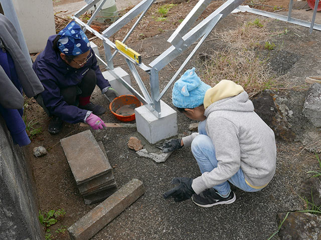 架台を家族３人で設置・固定