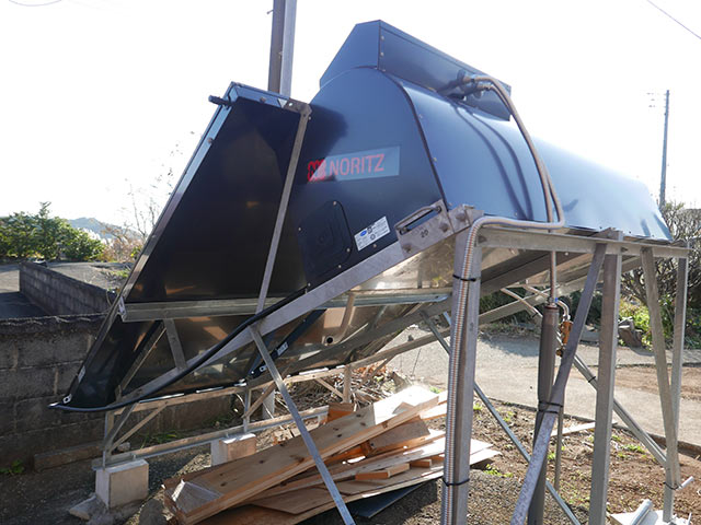 ソーラーパネルの下のタンク