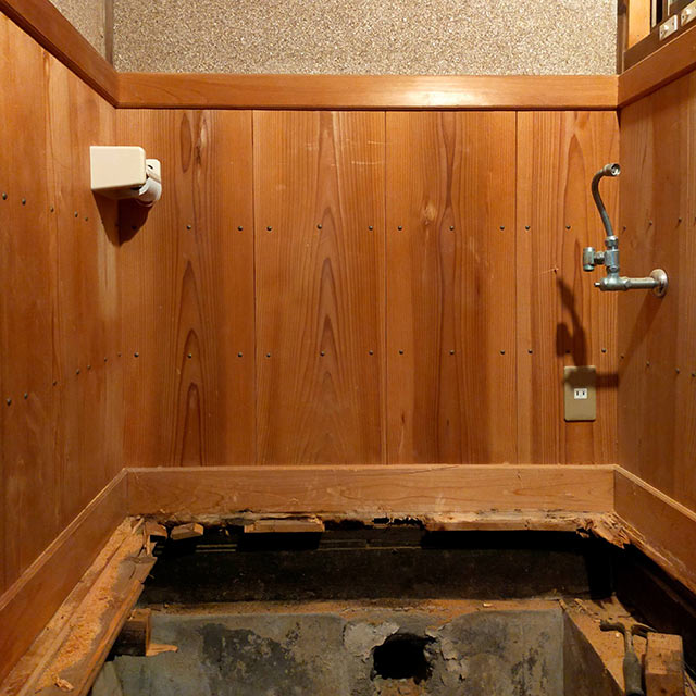 トイレの床が抜けている