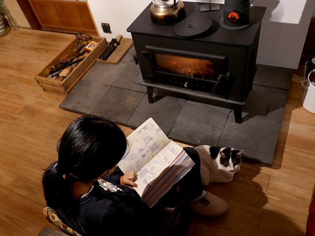 薪ストーブの前で読書