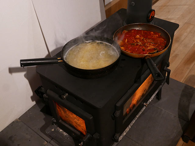 天板でパスタを茹でる