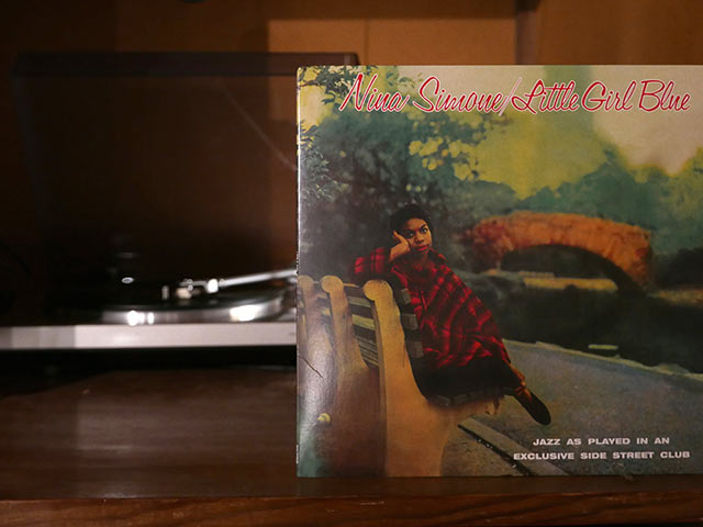 レコードジャケットとプレーヤー