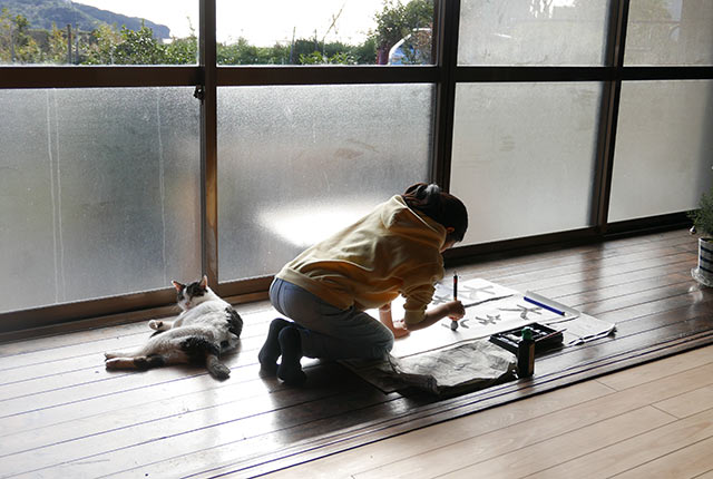 窓際の廊下で書き初め