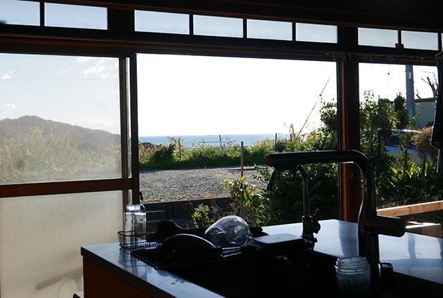 キッチンから見える海