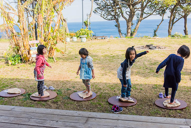 大豆が入った袋を踏む子どもたち
