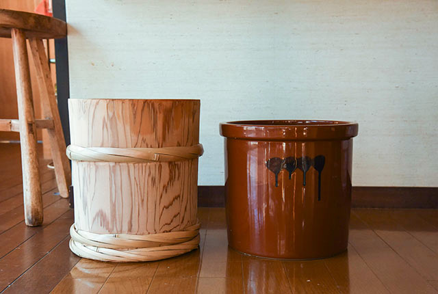 木桶と陶磁器の桶